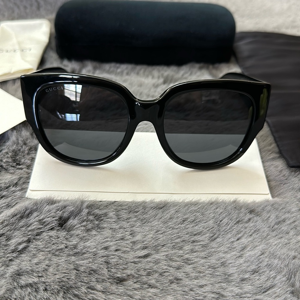 Authentic, Like New Gucci Sunglasses GG0142SA 001